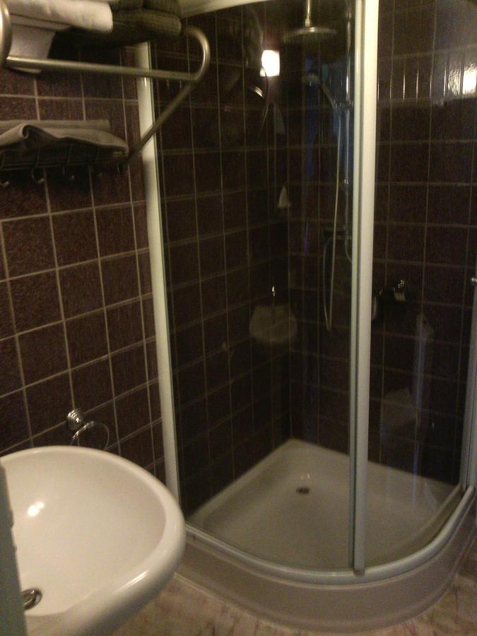 Hotel Golden Dragon Dessel Room photo
